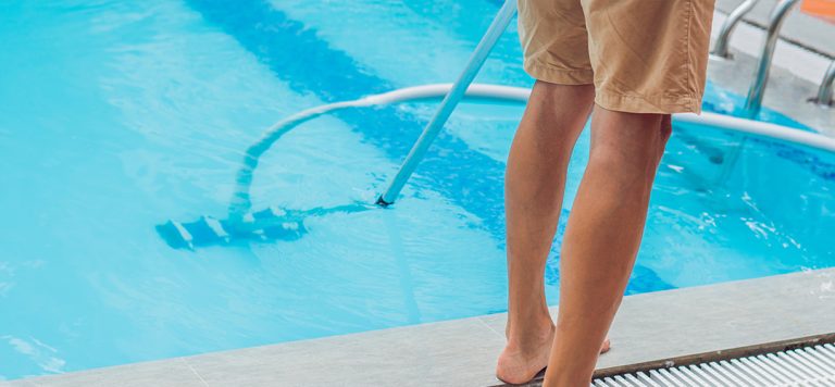 How Does a Swimming Pool Vacuum Cleaner Work?